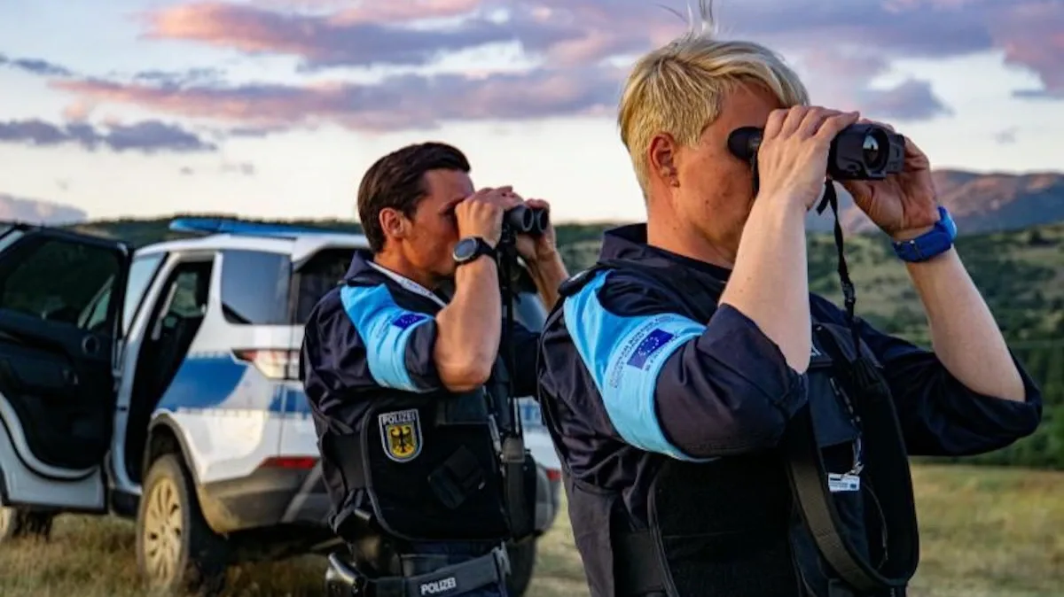 A Frontex európai határvédelmi ügynökség munkatársai közös határvédelmi művelet során.