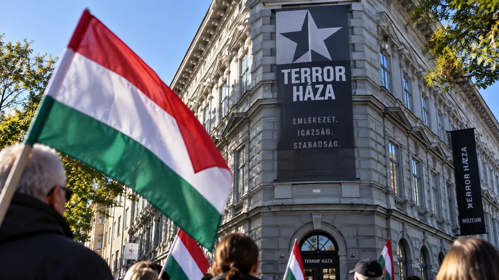 Magyar zászlókkal érkező emberek a Terror Háza Múzeum előtt Budapesten – illusztráció.