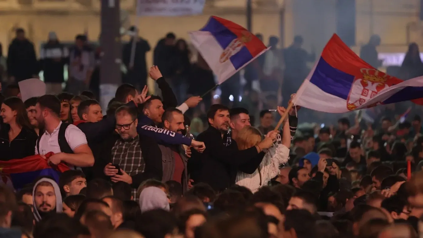 Szerbiai választás: élő adásban kért bocsánatot a Vajdasági RTV műsorvezetője a korábbi elfogultság miatt