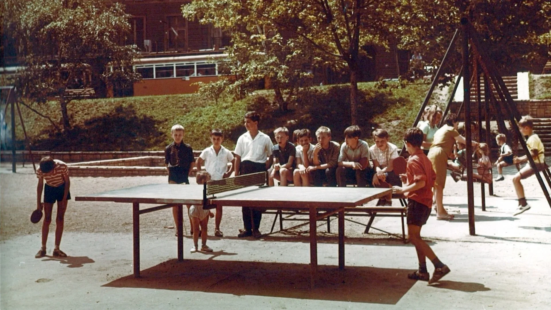 Amikor még a játszótéren találkoztunk, és egyetlen pingpongasztal körül összegyűlt az egész társaság.