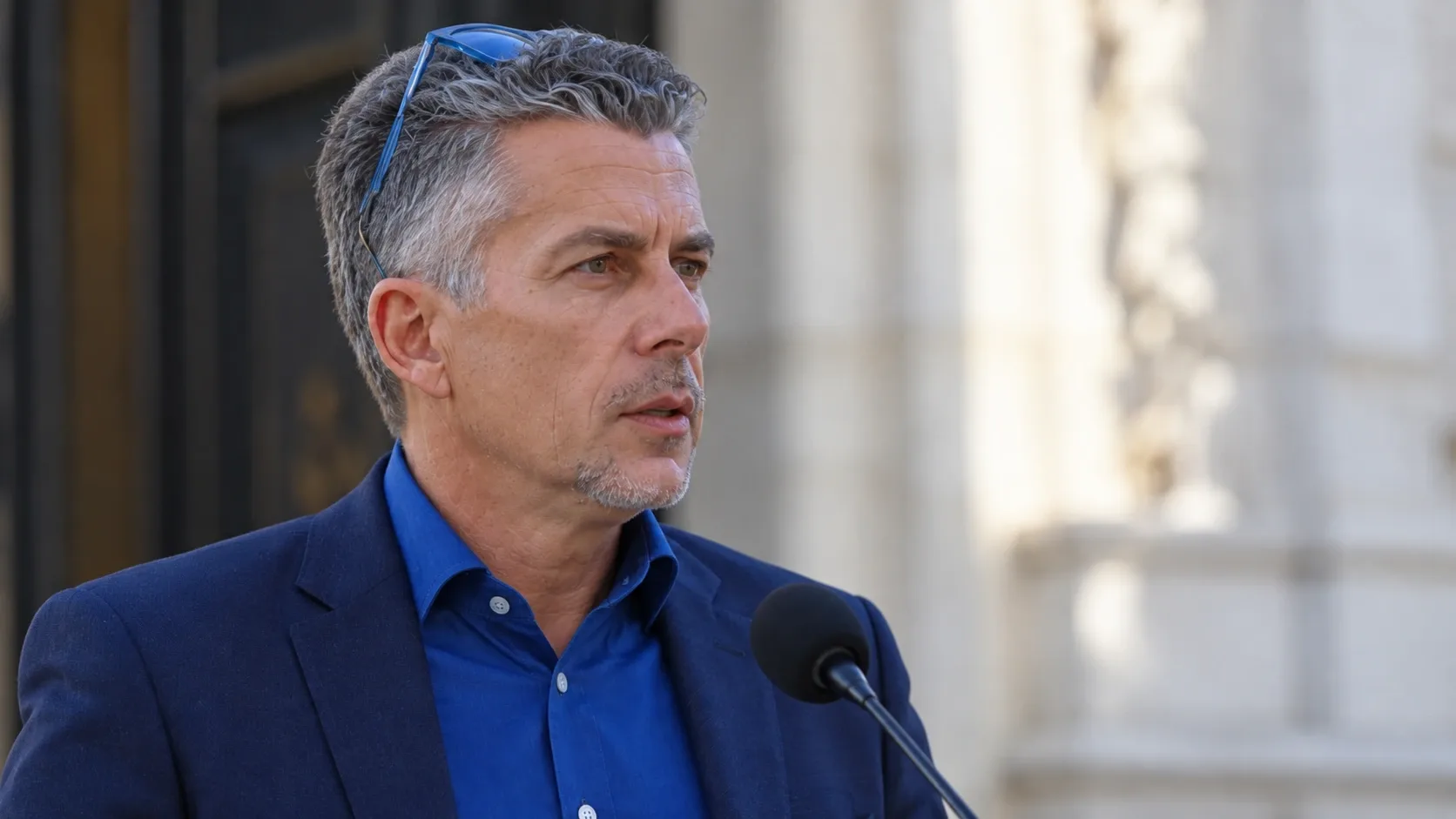 Rákay Philip mikrofon előtt – illusztráció