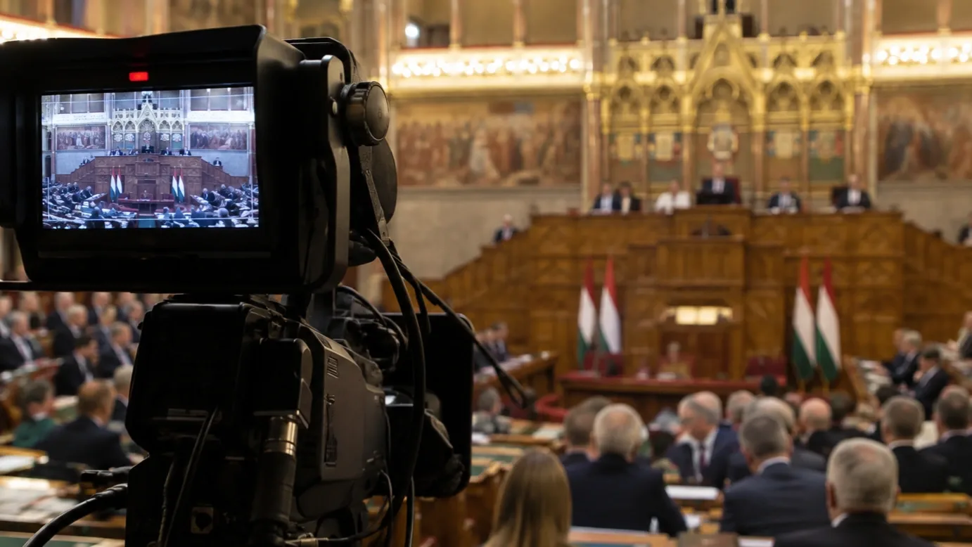 Televíziós kamera közvetíti élőben az Országgyűlés ülését a parlamenti ülésteremből.