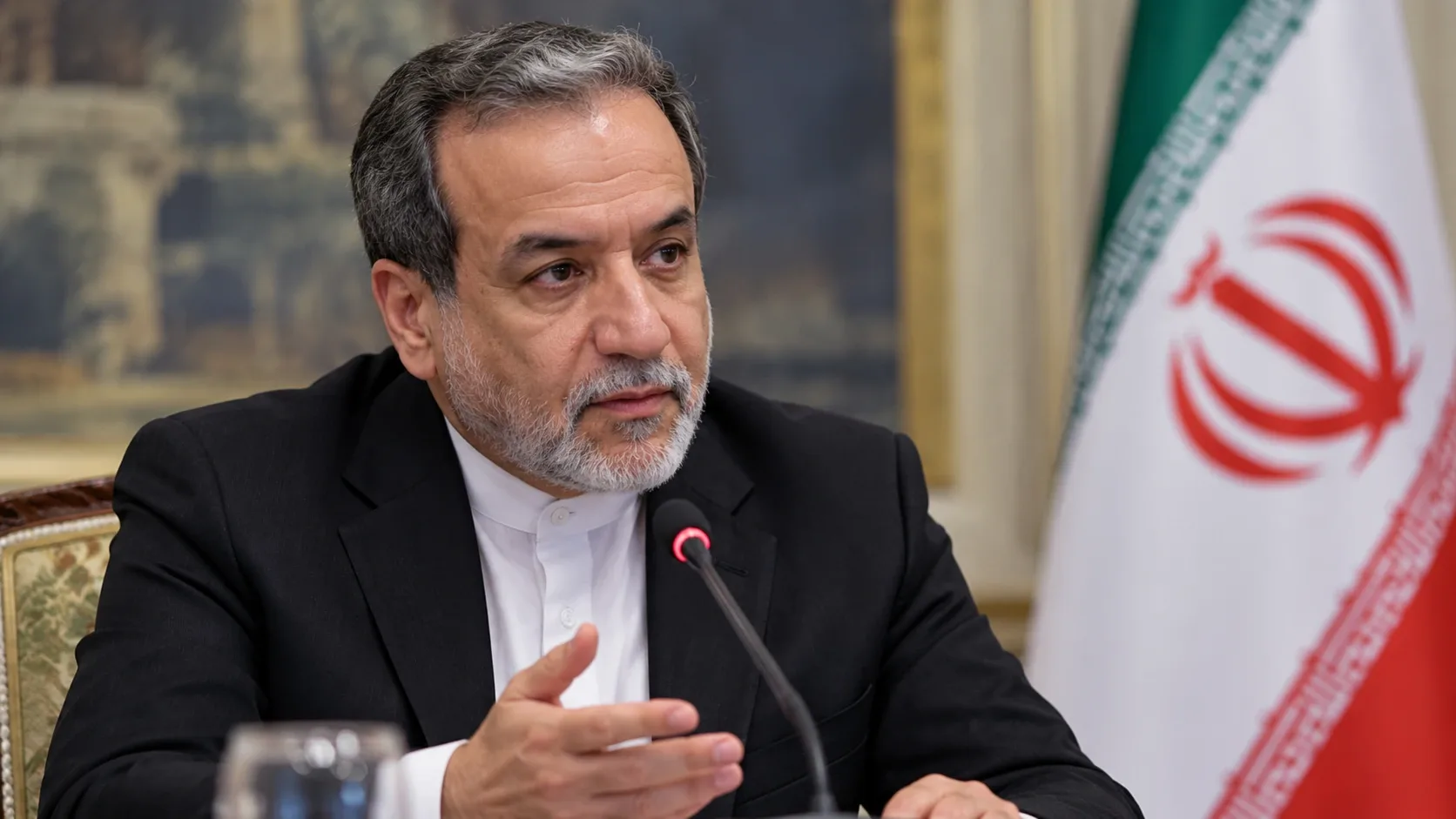 Abbász Aragcsi iráni külügyminisztert ábrázoló illusztráció, háttérben Irán zászlajával.