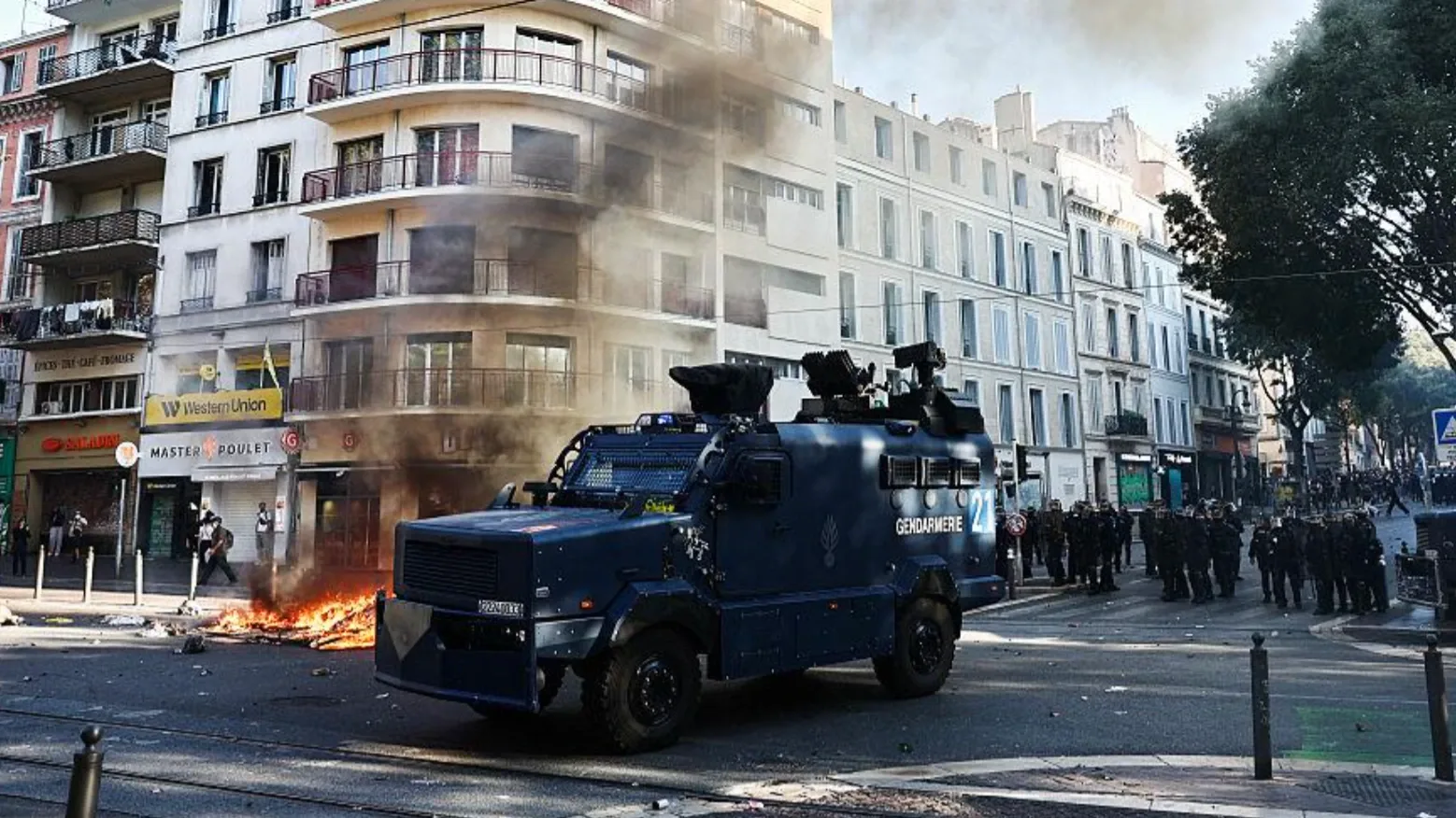Francia rendőrök és páncélozott járművek a 2026. október 31-i marseille-i tüntetés biztosításán.
