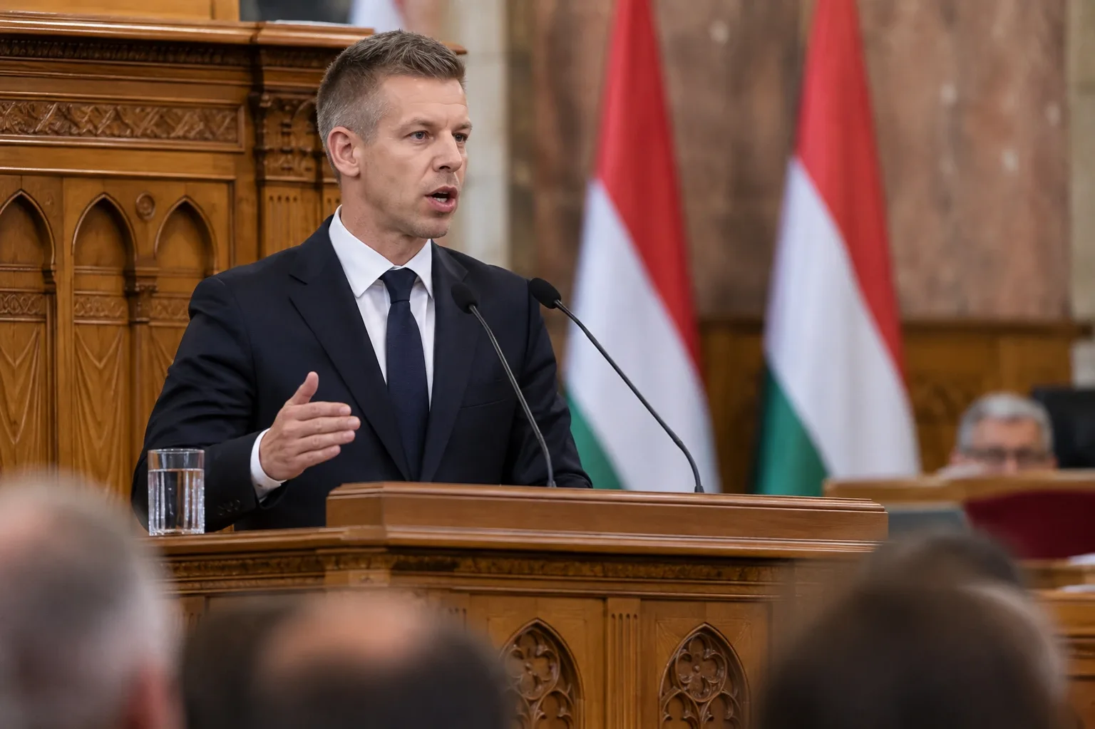 Magyar Péter parlamenti felszólalását ábrázoló AI-generált illusztráció a megyei közgyűlések tervezett átalakításáról