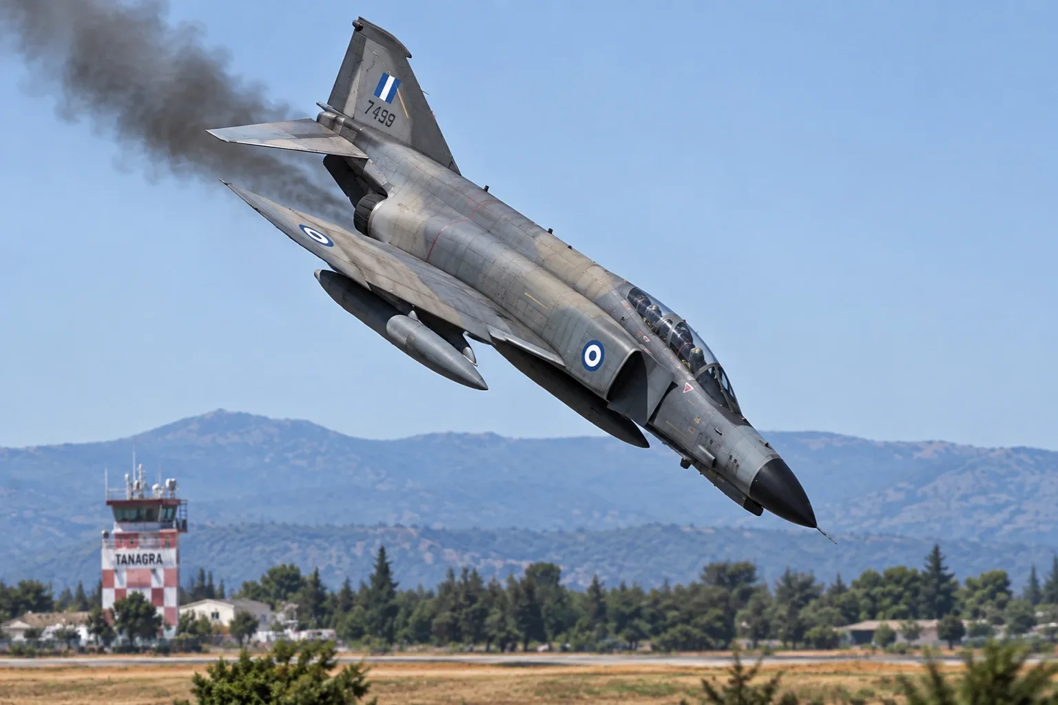 Görög felségjelzésű F–4 Phantom II vadászgép alacsony repülés közben a Tanagra légibázis közelében – AI-generált illusztráció.