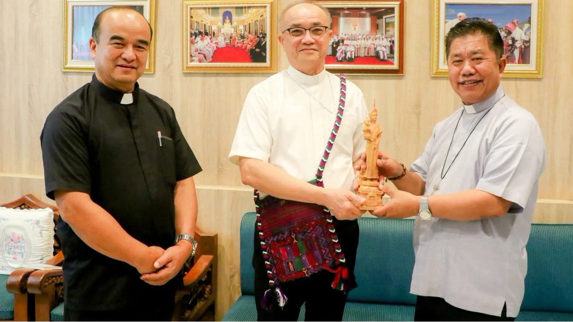 Celso Ba Shwe, a mianmari Loikaw egyházmegye püspöke Marko Phe Bya atya kíséretében