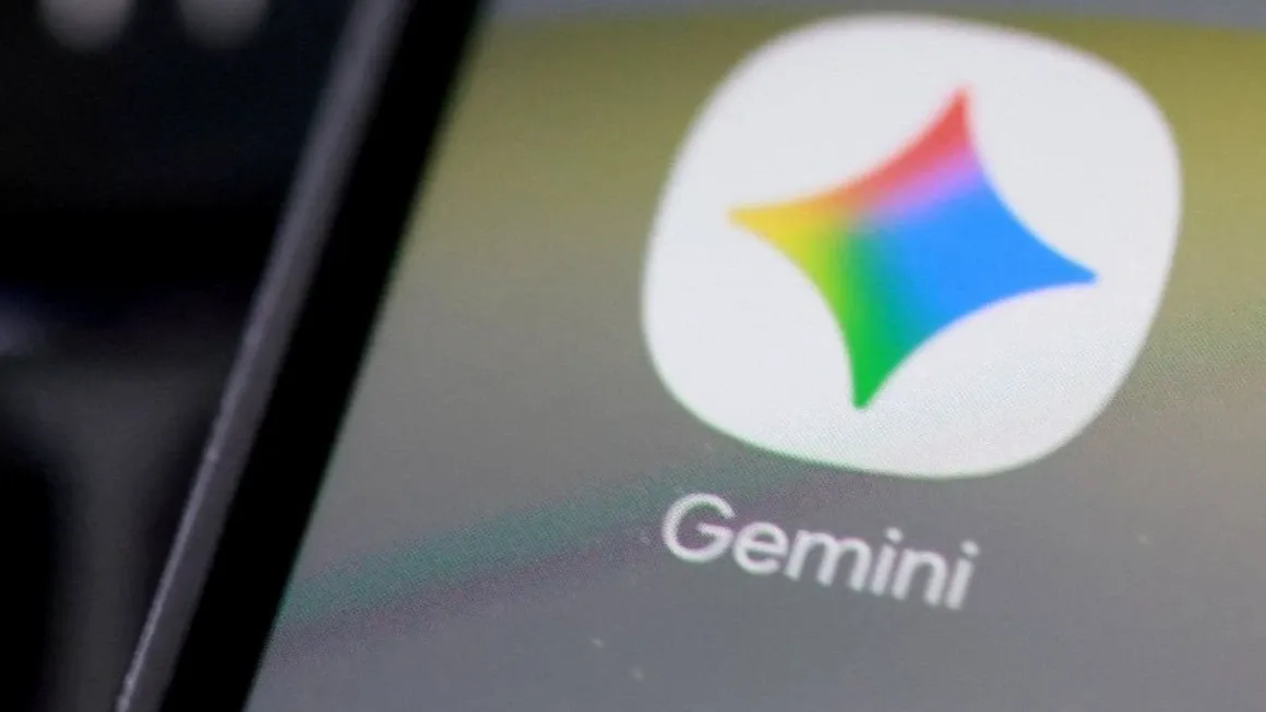 A Google Gemini mesterséges intelligenciáját és kiberbiztonsági rendszereket jelképező digitális illusztráció.