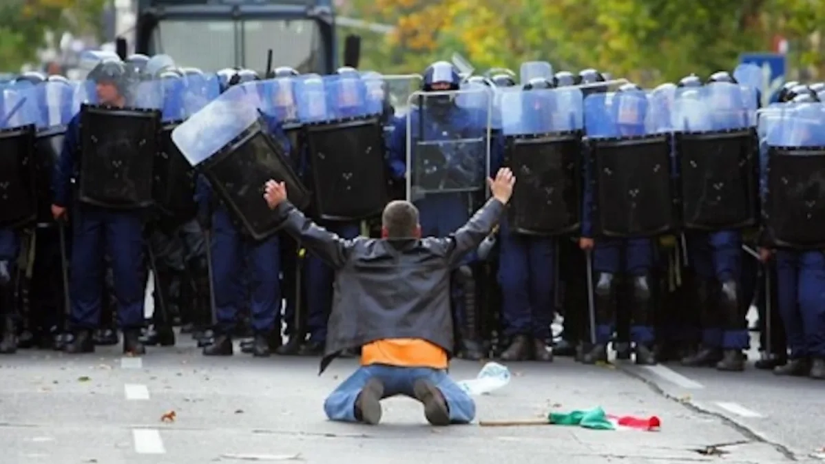 2006 októberében a rendőrök gumilövedékes puskájukkal szinte vadászatot tartottak a demonstrálók között.