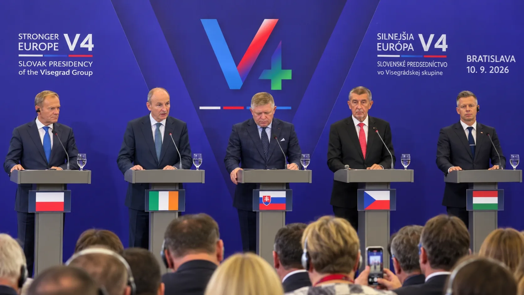 A V4-országok és Írország miniszterelnökei a pozsonyi csúcstalálkozó sajtótájékoztatóján – AI-generált illusztráció.