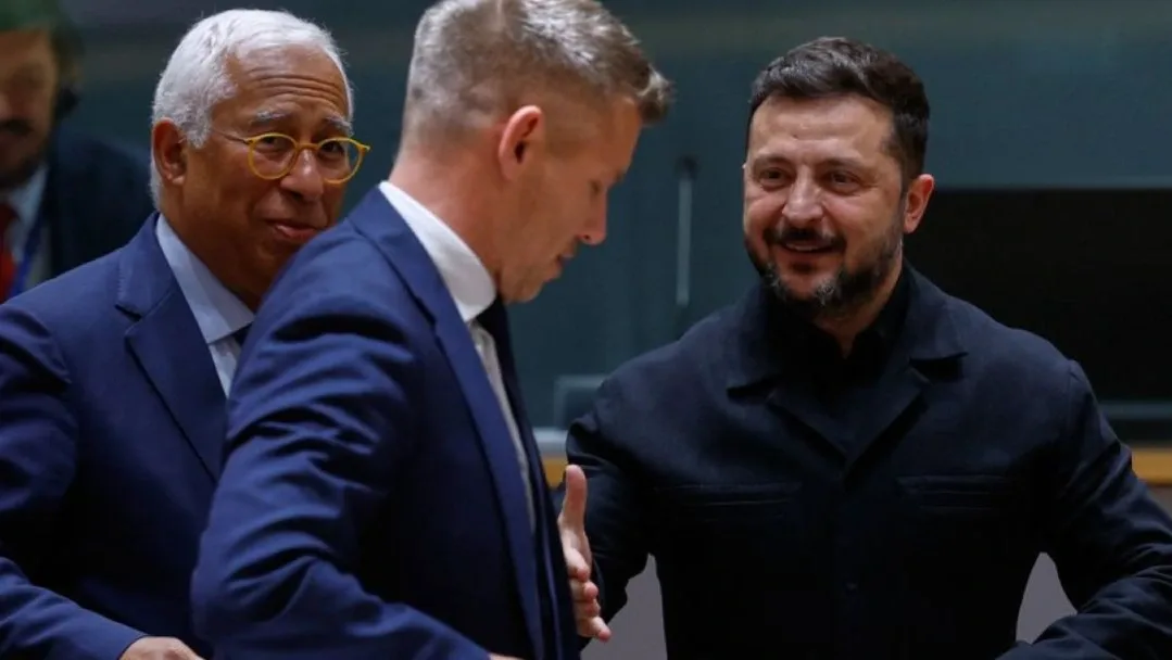 Magyar Péter, Volodimir Zelenszkij és António Costa egy európai uniós tanácskozáson.