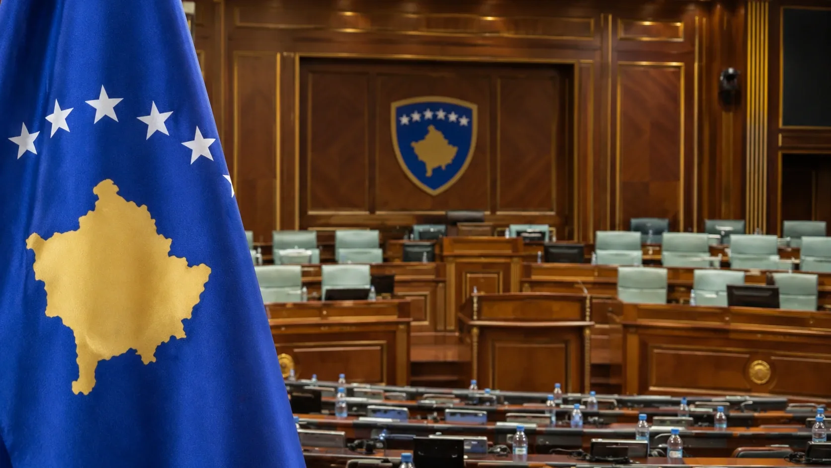 Koszovó zászlaja és a parlament ülésterme – AI-generált illusztráció