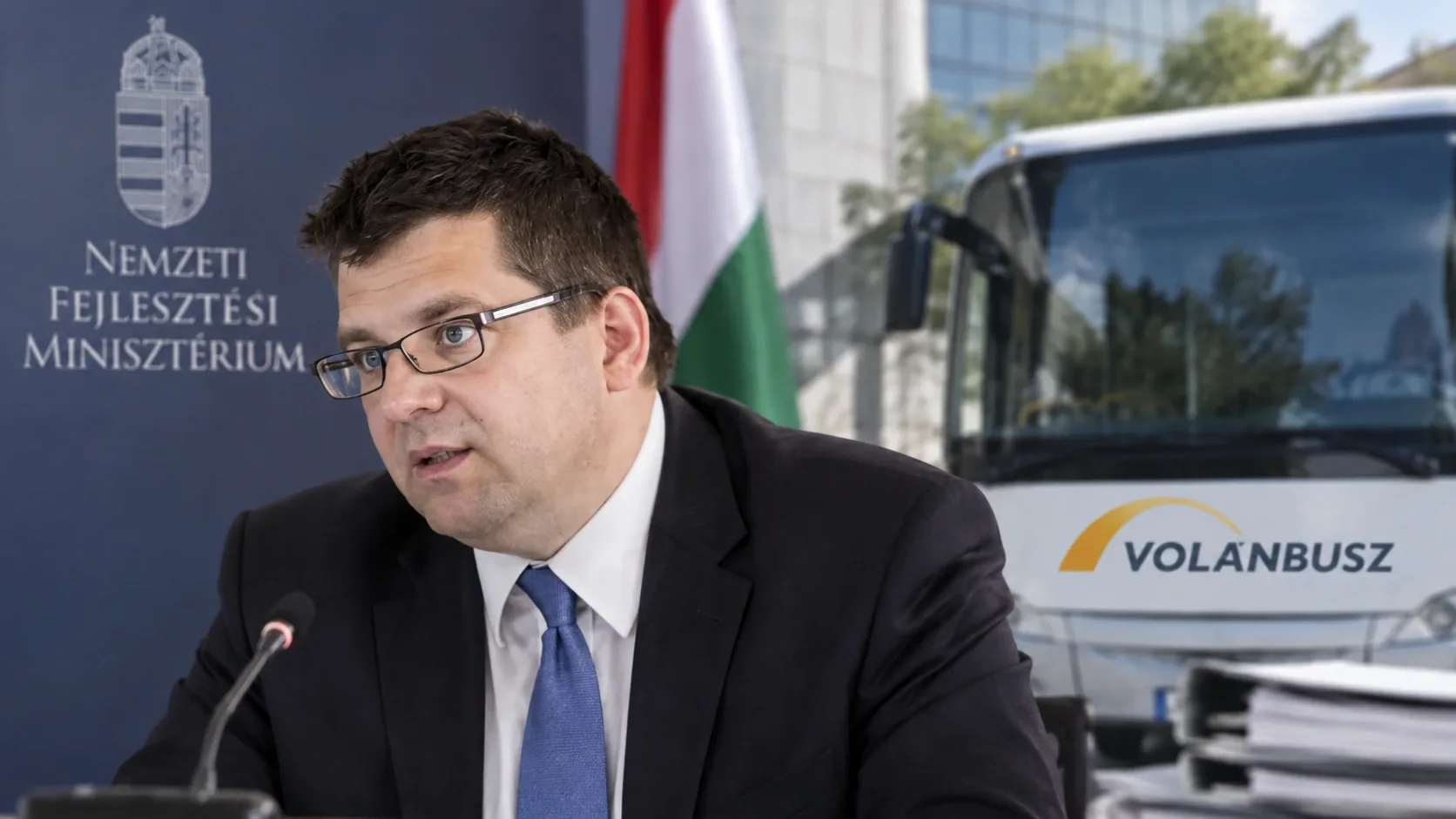 Seszták Miklóst és a Volánbusz-ügyet szemléltető AI-generált illusztráció.