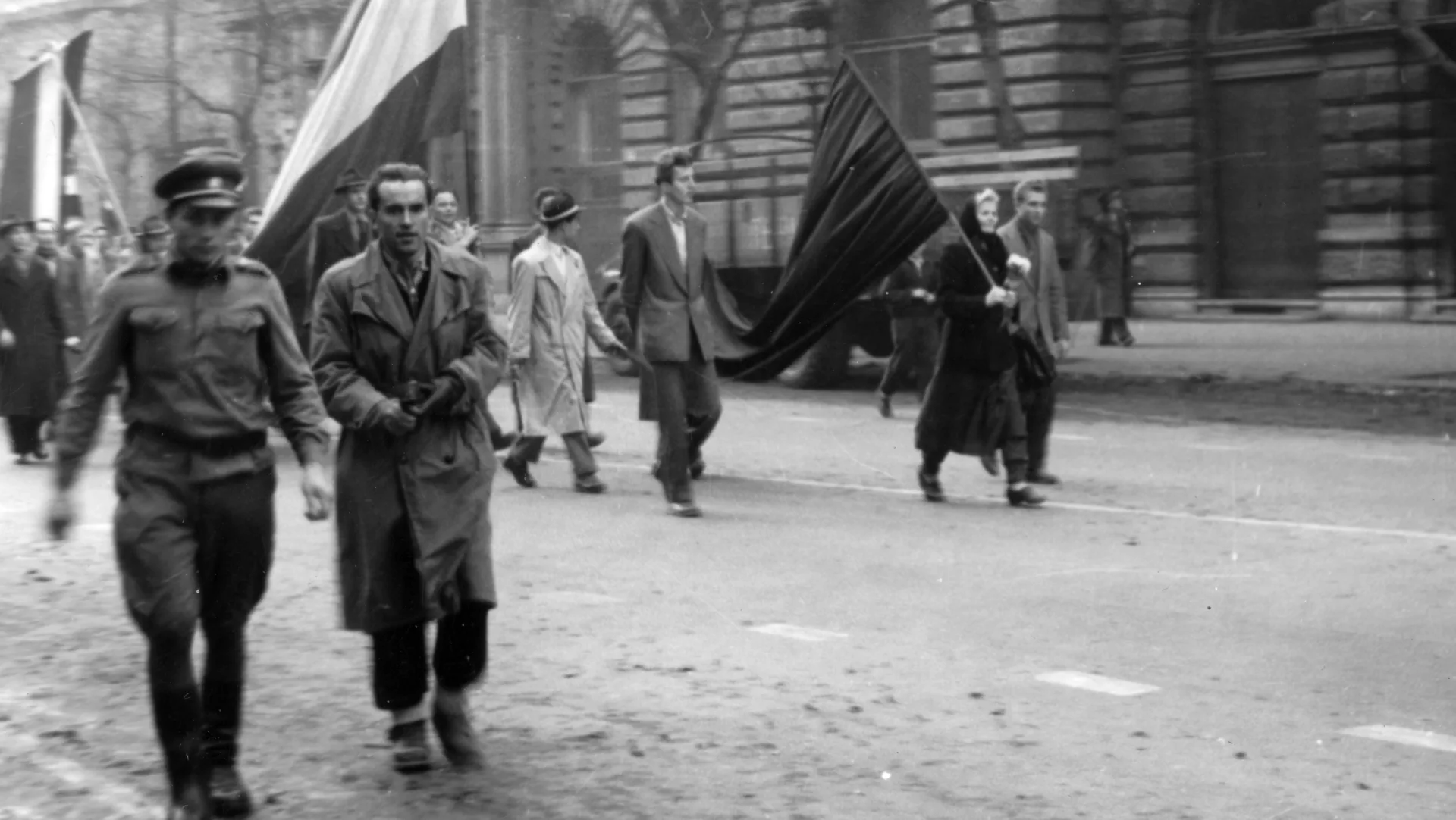 Andrássy (Sztálin) út, a felvétel 1956. október 25-e délután készólt, "véres-zászlós" tüntetés. Háttérben a Fonciére-palota.