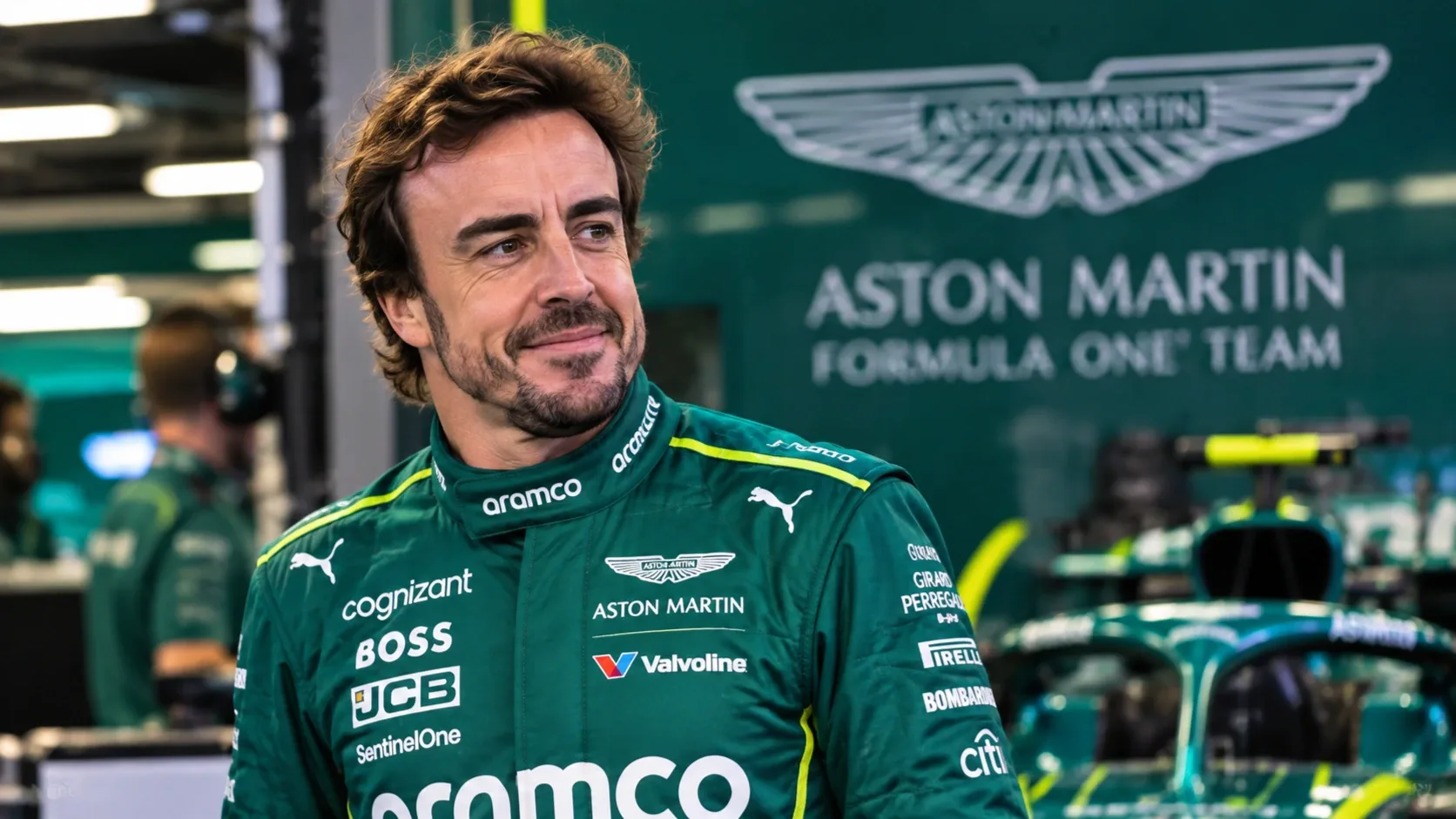 Fernando Alonsót Aston Martin versenyzői ruhában ábrázoló illusztráció egy Forma–1-es garázsban.