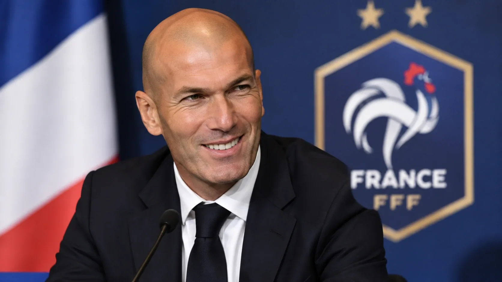 AI-generált illusztráció Zinédine Zidane-ról a francia labdarúgó-válogatott jelképe előtt.