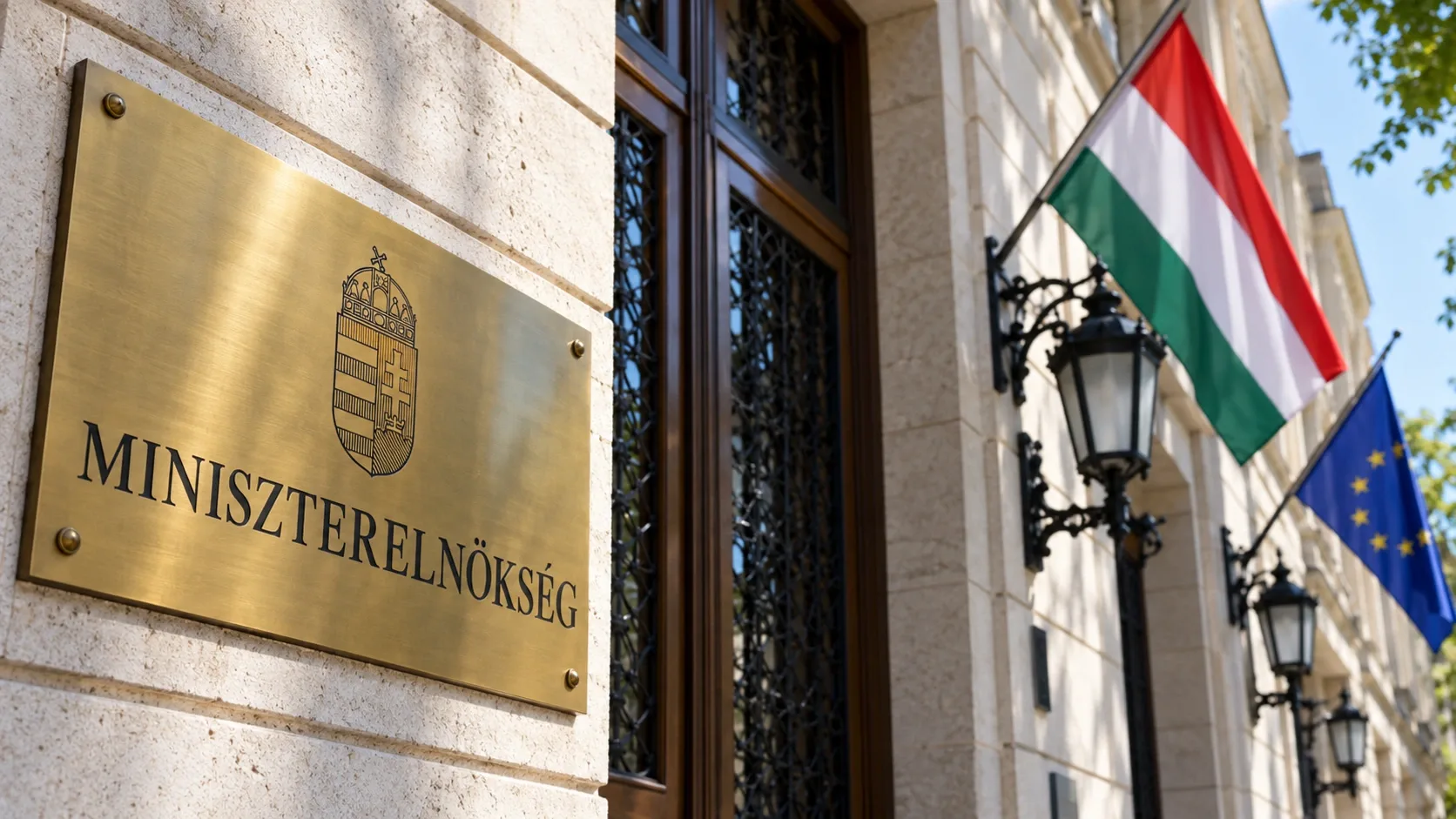 A Miniszterelnökséget jelképező épület bejárata magyar és uniós zászlóval – illusztráció.