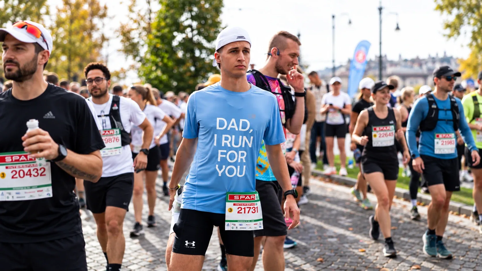 Hankó Levente kék, „Dad, I run for you” feliratú pólóban, a futóverseny résztvevői között.