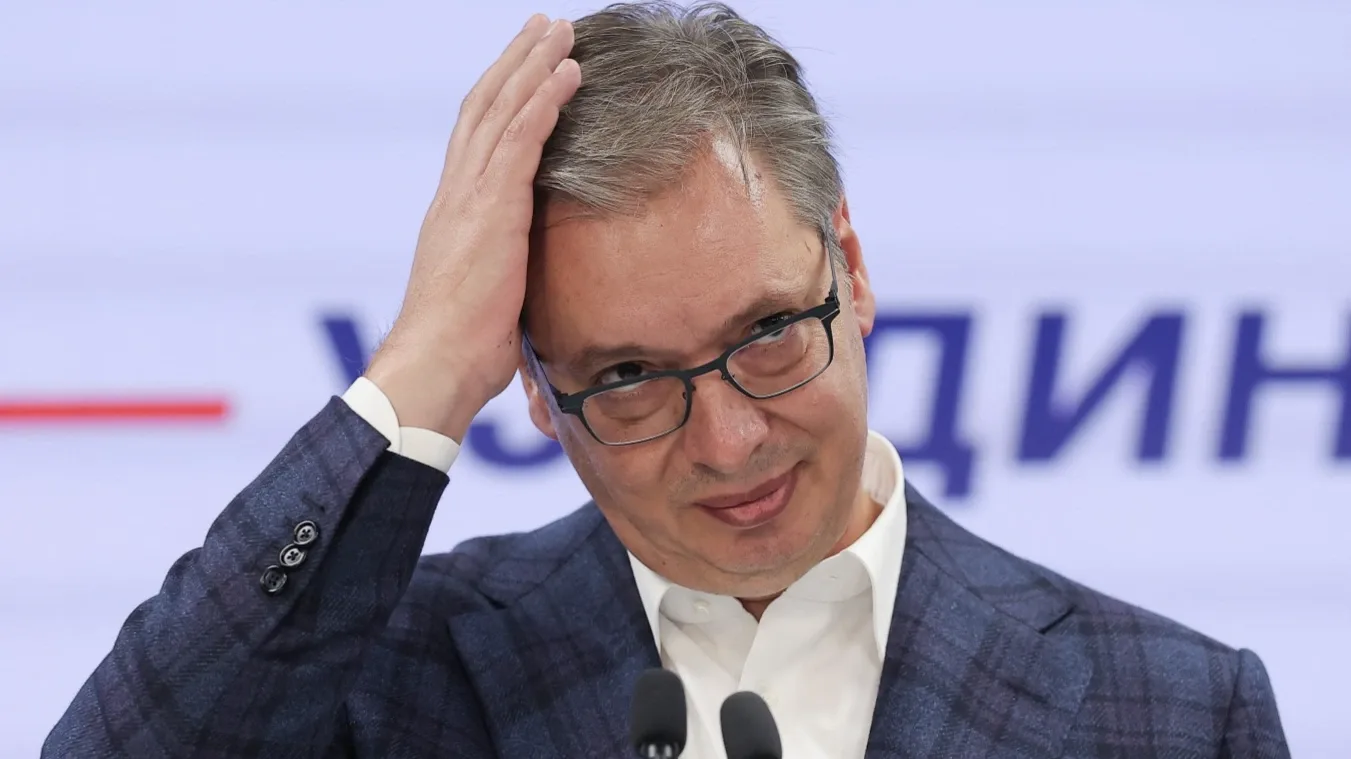 Aleksandar Vučić, miközben bejelenti vereségét a parlemnti választáson 2026. október 25-én.