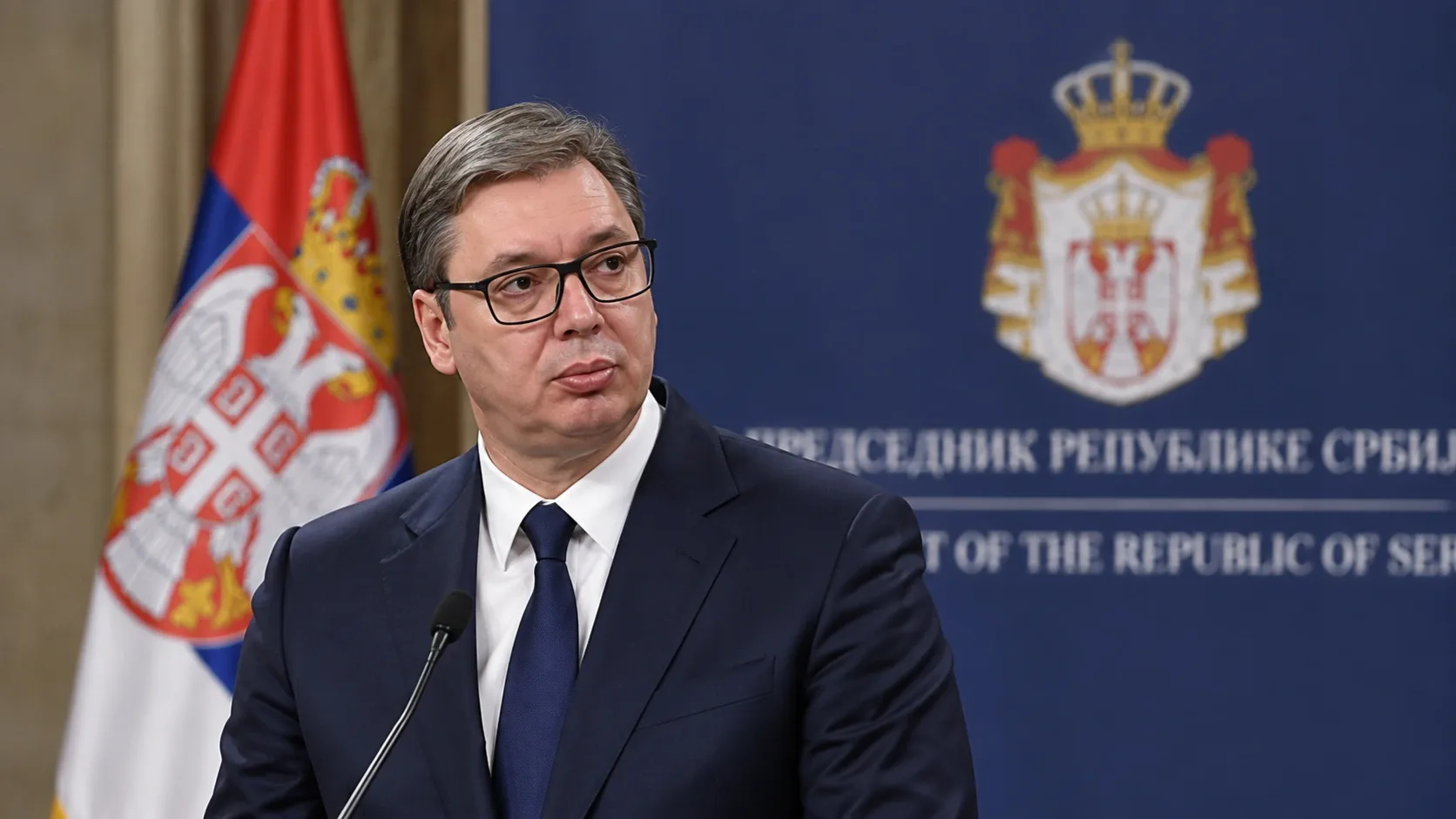 Aleksandar Vucsicsot ábrázoló AI-generált illusztráció egy hivatalos sajtótájékoztatón.