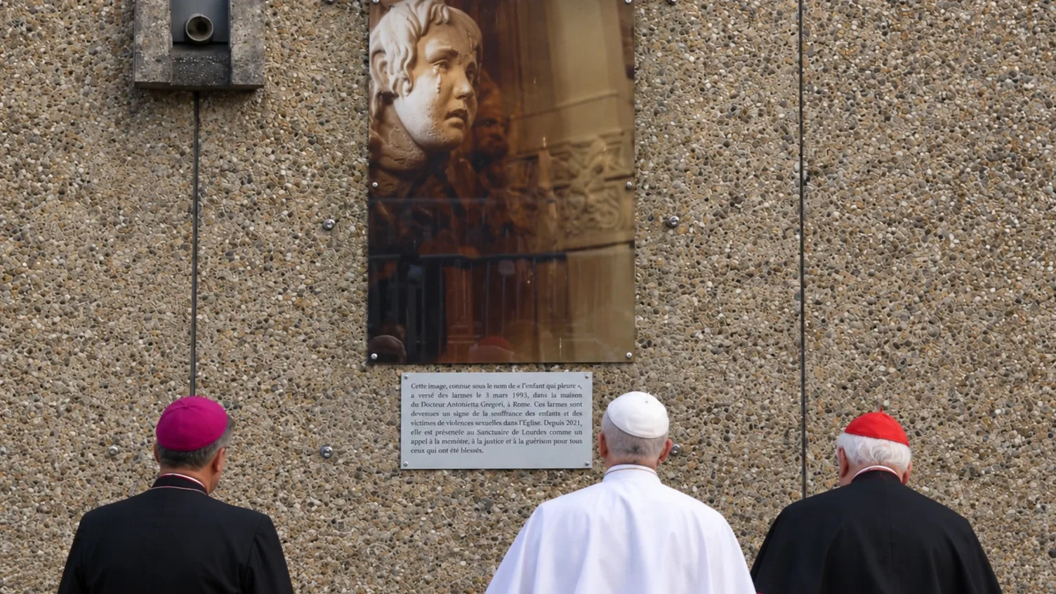 XIV. Leó pápa és két egyházi vezető a lourdes-i „Síró gyermek” emlékkép előtt állva.